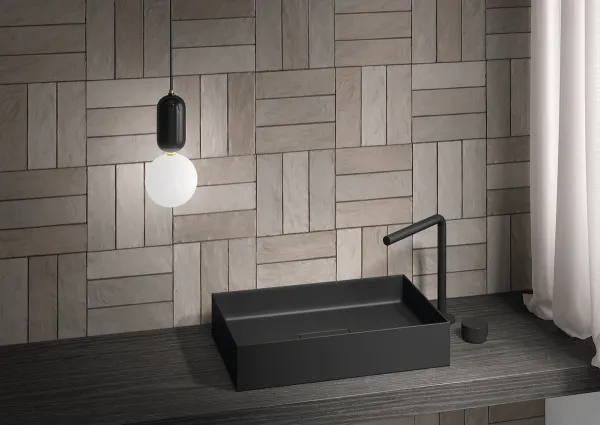 Baño con azulejos efecto monocolor en tonos neutros, colección Sahn de Harmony