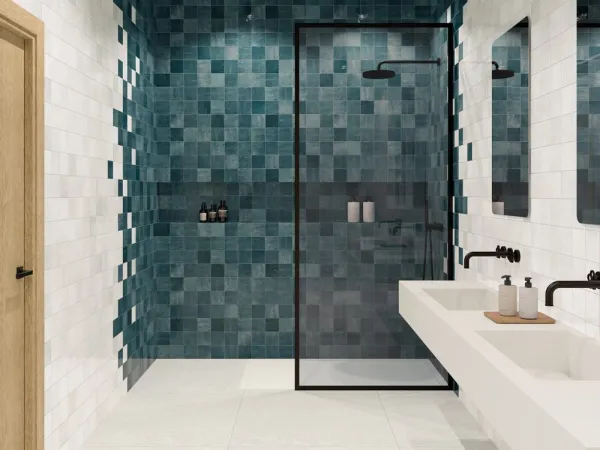 Baño con azulejos efecto monocolor en tonos fríos, colección Samira de Harmony