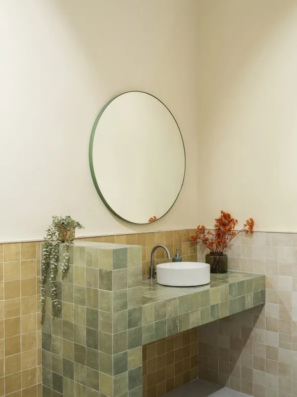 Baño con azulejos efecto monocolor en tonos cálidos, colección Samira de Harmony