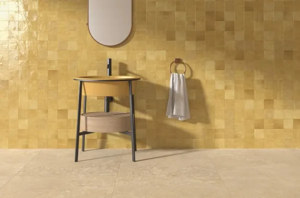 Baño con azulejos efecto monocolor en tonos cálidos, colección Samira de Harmony