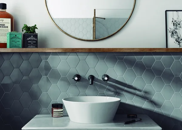 Baño con azulejos efecto monocolor en tonos fríos, colección Scale de Equipe