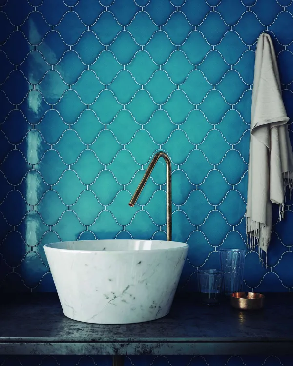 Baño con azulejos efecto monocolor en tonos fríos, colección Scale de Equipe