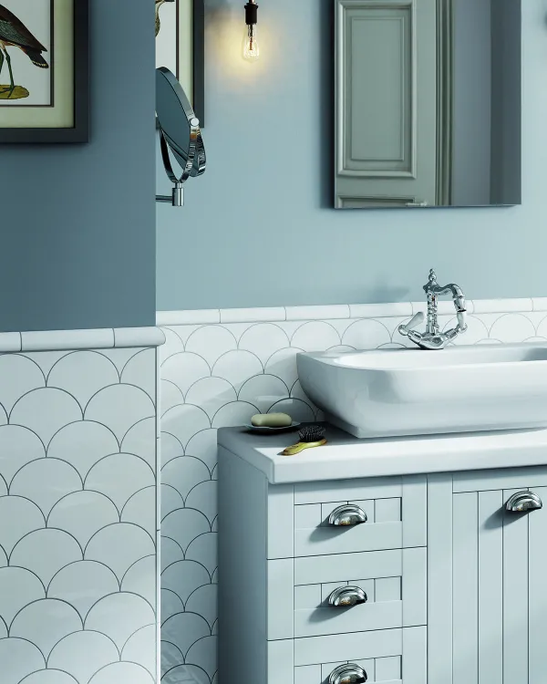 Baño con azulejos efecto monocolor en tonos fríos, colección Scale de Equipe
