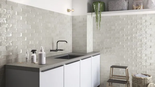 Baño con azulejos efecto monocolor en tonos neutros, colección Seville de Ape