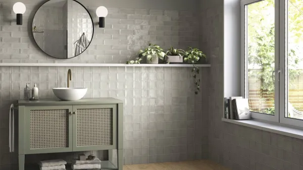 Baño con azulejos efecto monocolor en tonos neutros, colección Seville de Ape