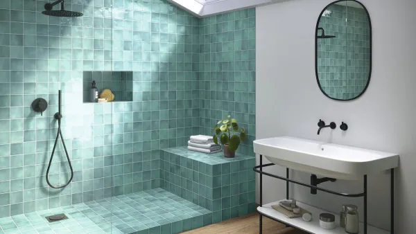 Baño con azulejos efecto monocolor en tonos fríos, colección Seville de Ape