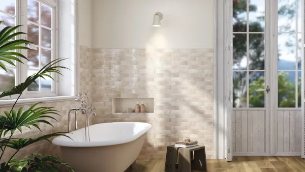 Baño con azulejos efecto monocolor en tonos cálidos, colección Sorolla de Ape