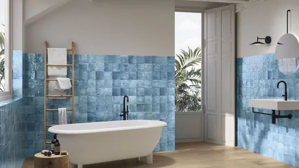Baño con azulejos efecto monocolor en tonos fríos, colección Sorolla de Ape