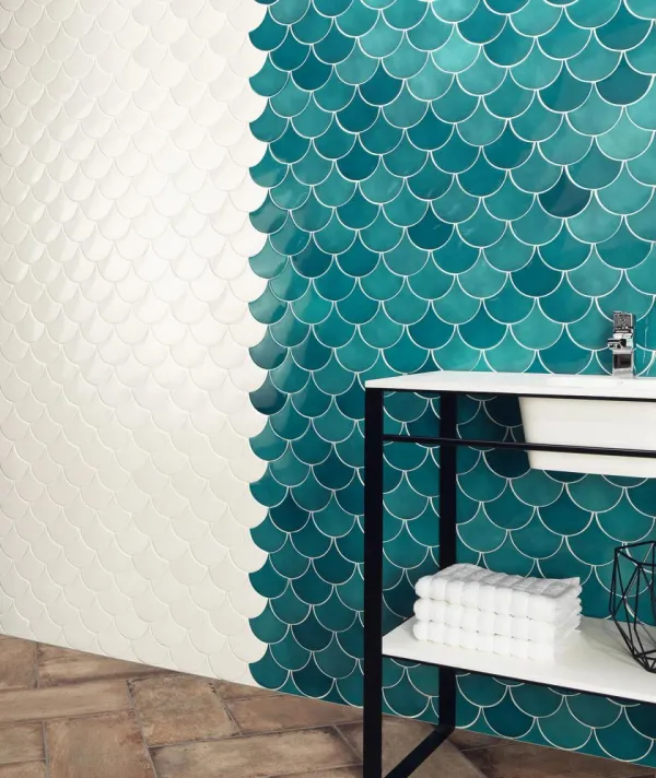 Baño con azulejos efecto monocolor en tonos fríos, colección Squama de Natucer