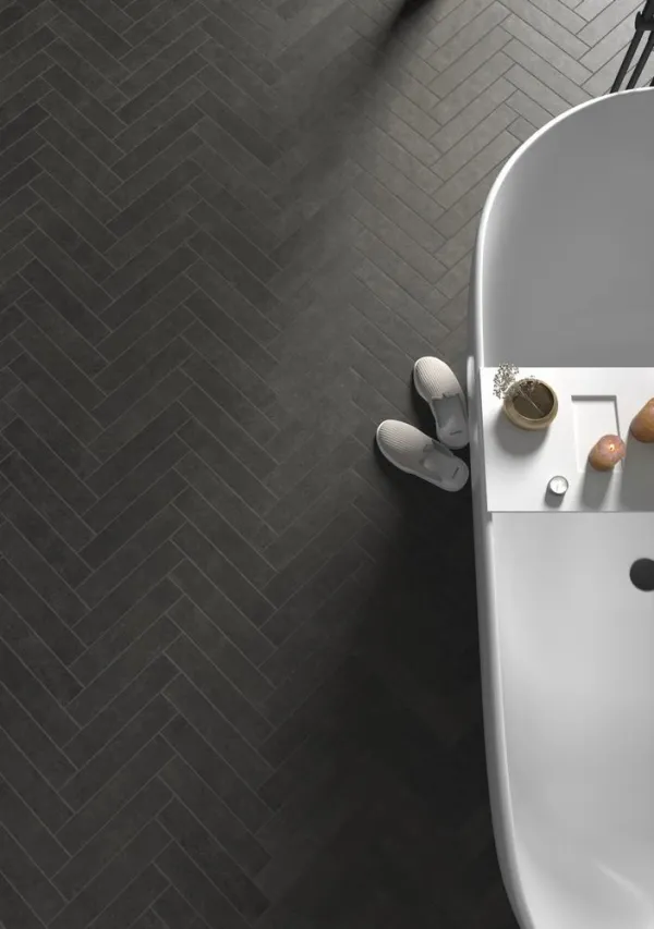 Baño con azulejos efecto monocolor en tonos neutros, colección Stage de Equipe