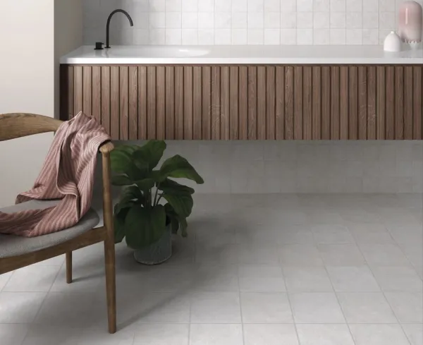 Baño con azulejos efecto monocolor en tonos neutros, colección Stage de Equipe