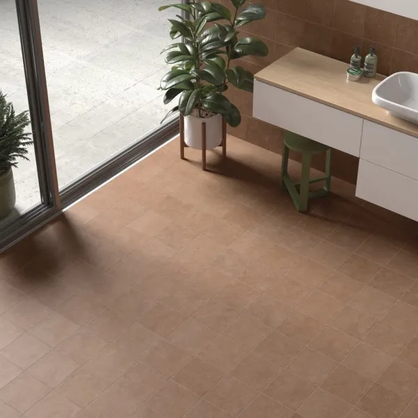 Baño con azulejos efecto monocolor en tonos cálidos, colección Stage de Equipe