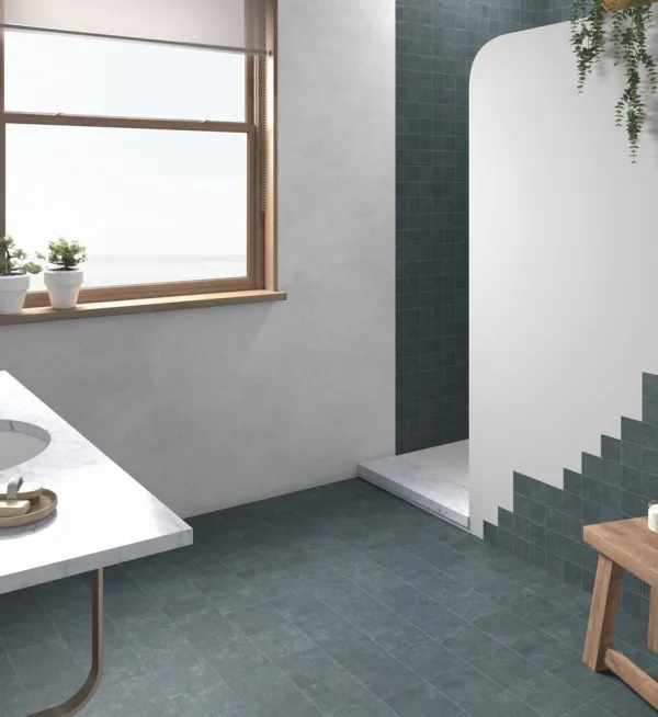 Baño con azulejos efecto monocolor en tonos fríos, colección Stage de Equipe