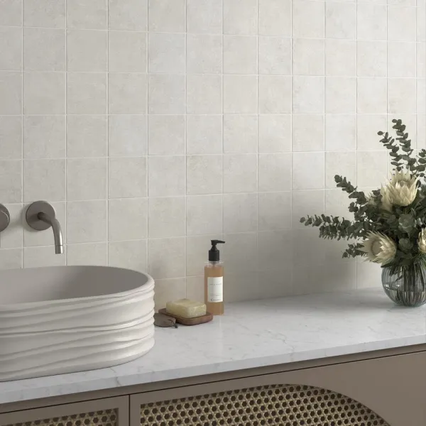 Baño con azulejos efecto monocolor en tonos neutros, colección Stage de Equipe