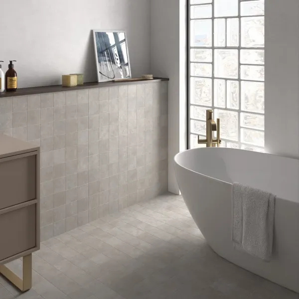 Baño con azulejos efecto monocolor en tonos neutros, colección Stage de Equipe