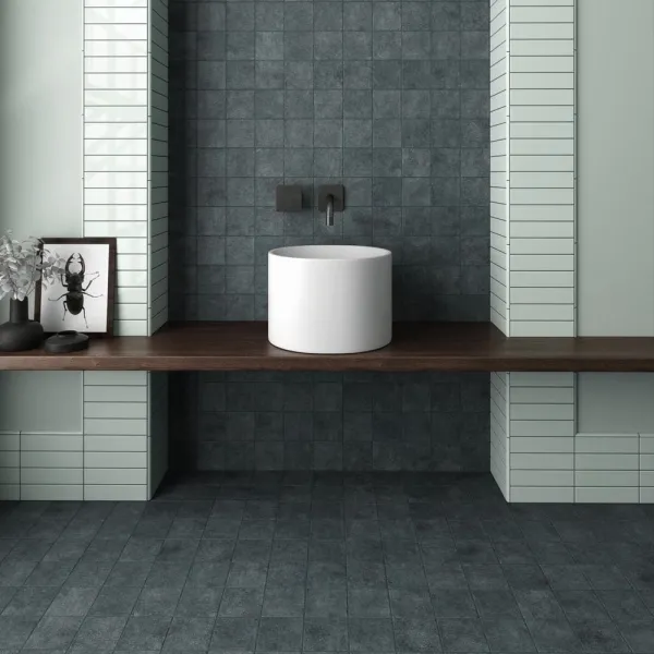 Baño con azulejos efecto monocolor en tonos fríos, colección Stage de Equipe