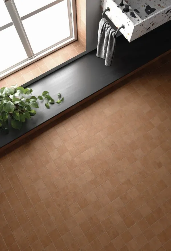 Baño con azulejos efecto monocolor en tonos cálidos, colección Stage de Equipe