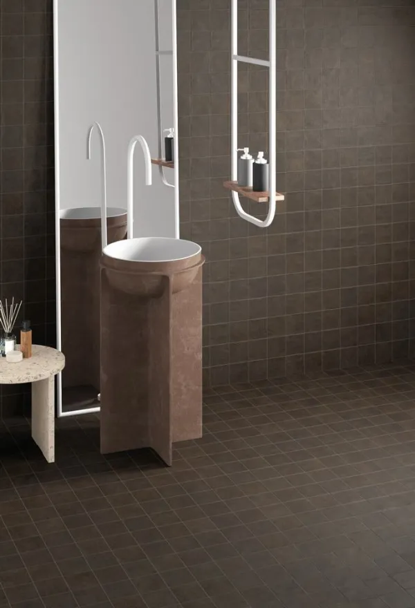 Baño con azulejos efecto monocolor en tonos cálidos, colección Stage de Equipe