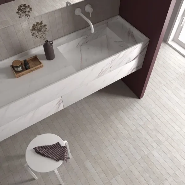 Baño con azulejos efecto monocolor en tonos neutros, colección Stage de Equipe