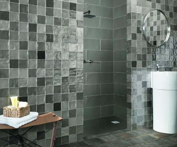 Baño con azulejos efecto monocolor en tonos fríos, colección Stow de Natucer