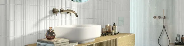 Baño con azulejos efecto monocolor, colección Stripes de Bärwolf