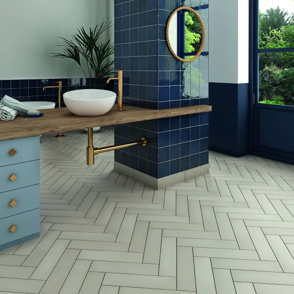 Baño con azulejos efecto monocolor en tonos fríos, colección Stromboli de Equipe