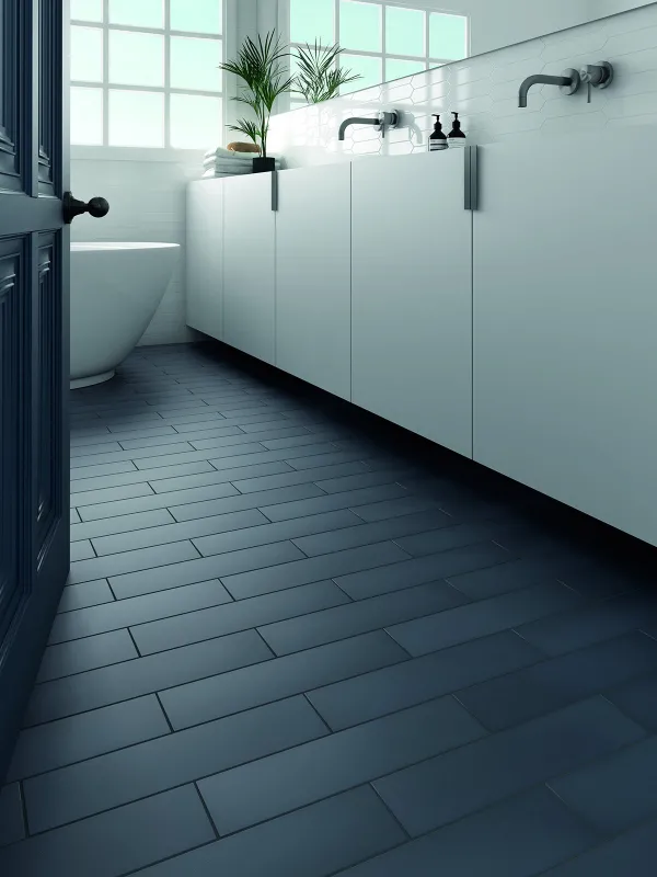 Baño con azulejos efecto monocolor en tonos fríos, colección Stromboli de Equipe