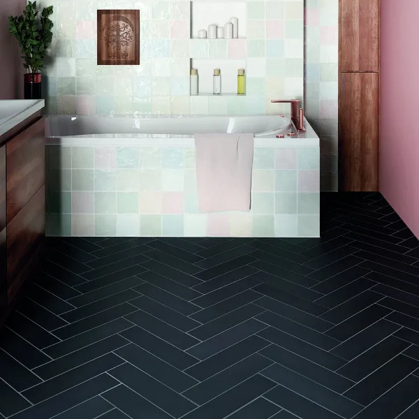 Baño con azulejos efecto monocolor en tonos fríos, colección Stromboli de Equipe