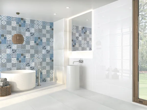 Baño con azulejos efecto monocolor en tonos fríos, colección Sun de TAU ceràmica