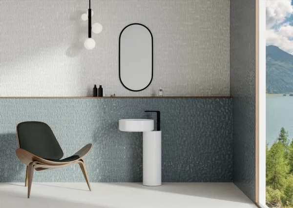 Baño con azulejos efecto monocolor en tonos fríos, colección Sunrise de Ibero Casa Infinita