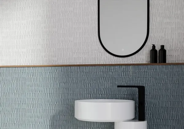 Baño con azulejos efecto monocolor en tonos fríos, colección Sunrise de Ibero Casa Infinita