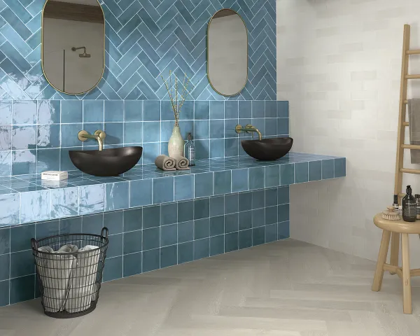 Baño con azulejos efecto monocolor en tonos fríos, colección Tabarca de Dune