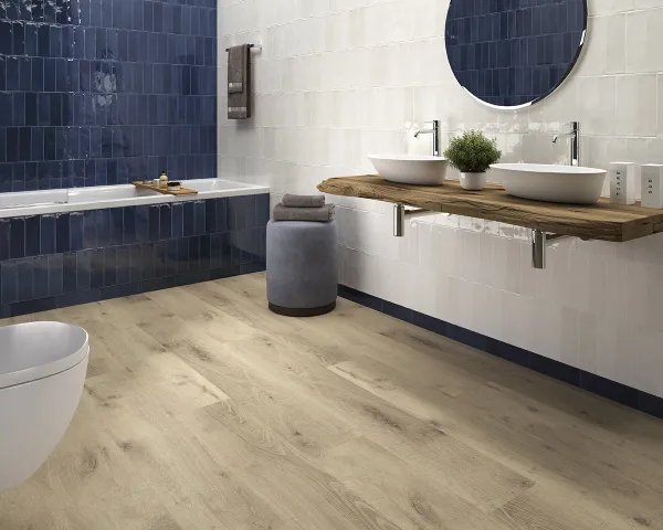 Baño con azulejos efecto monocolor, colección Tabarca de Dune