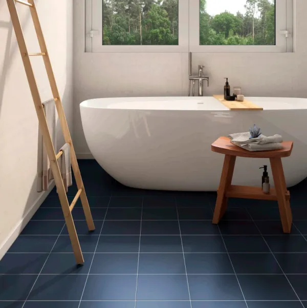 Baño con azulejos efecto monocolor en tonos fríos, colección Terra de Ribesalbes