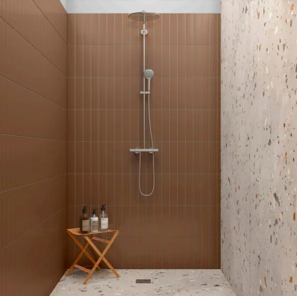 Baño con azulejos efecto monocolor en tonos cálidos, colección Terra de Ribesalbes