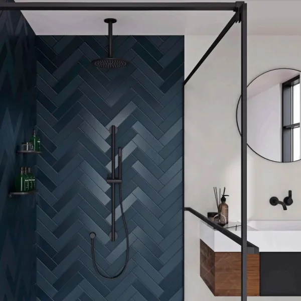 Baño con azulejos efecto monocolor en tonos fríos, colección Terra de Ribesalbes