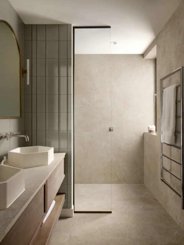 Baño con azulejos efecto monocolor en tonos cálidos, colección Terramater de Marazzi