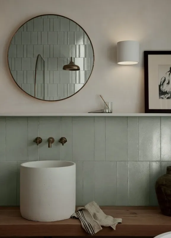 Baño con azulejos efecto monocolor, colección Terramater de Marazzi