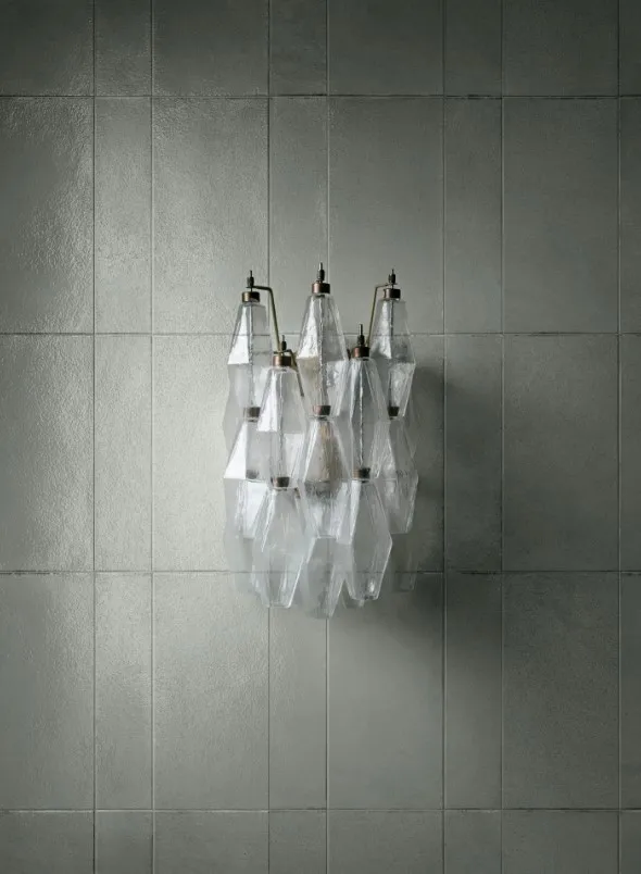 Baño con azulejos efecto monocolor, colección Terramater de Marazzi