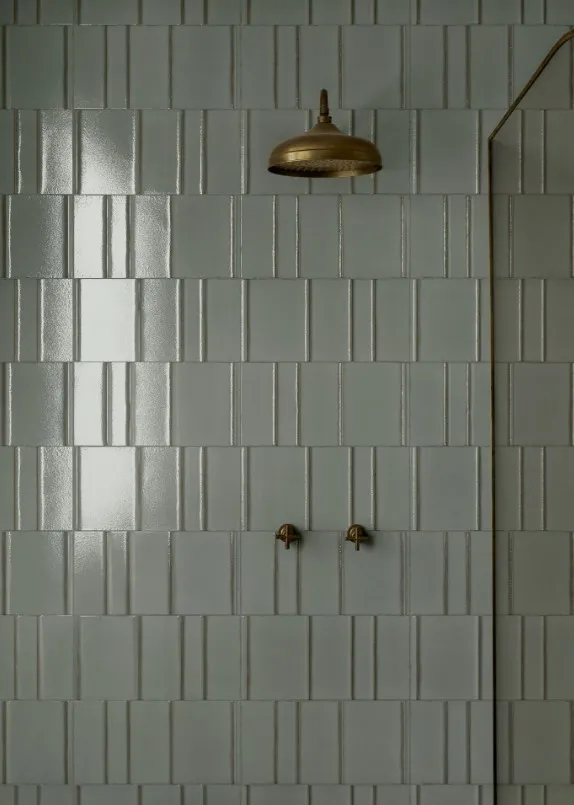 Baño con azulejos efecto monocolor, colección Terramater de Marazzi