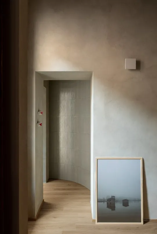 Baño con azulejos efecto monocolor en tonos cálidos, colección Terramater de Marazzi