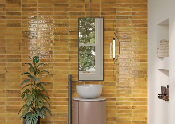 Baño con azulejos efecto monocolor en tonos cálidos, colección Tokyo de Ribesalbes