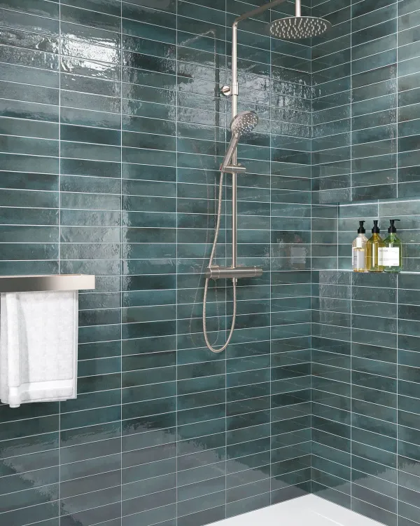 Baño con azulejos efecto monocolor en tonos fríos, colección Tokyo de Ribesalbes