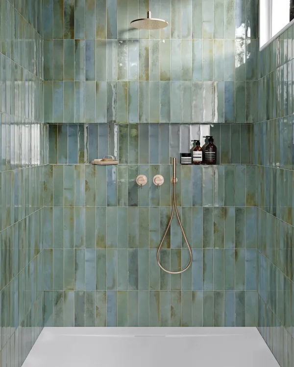 Baño con azulejos efecto monocolor en tonos fríos, colección Tokyo de Ribesalbes