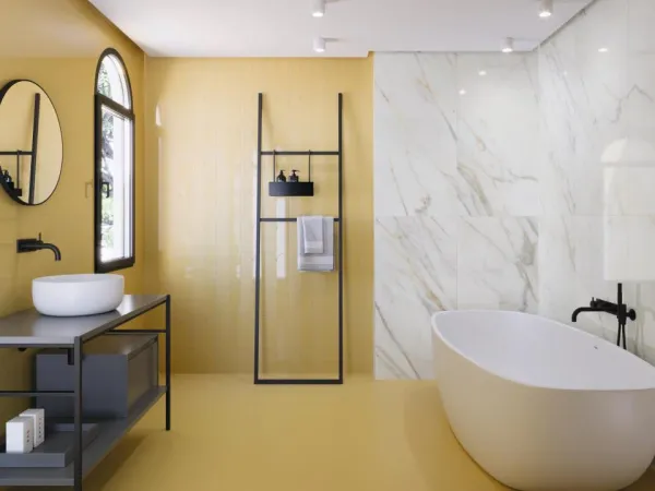 Baño con azulejos efecto monocolor en tonos cálidos, colección Tonality de Ape