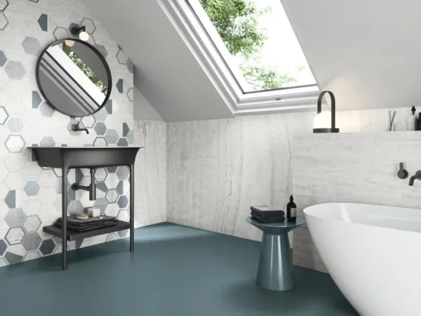 Baño con azulejos efecto monocolor en tonos fríos, colección Tonality de Ape