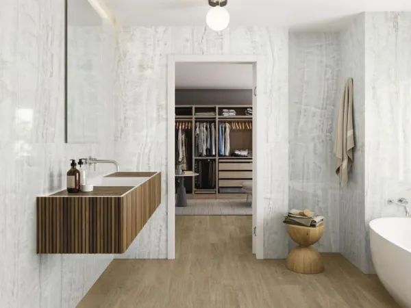 Baño con azulejos efecto monocolor en tonos neutros, colección Tonality de Ape