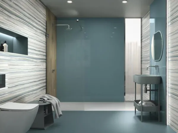 Baño con azulejos efecto monocolor en tonos fríos, colección Tonality de Ape