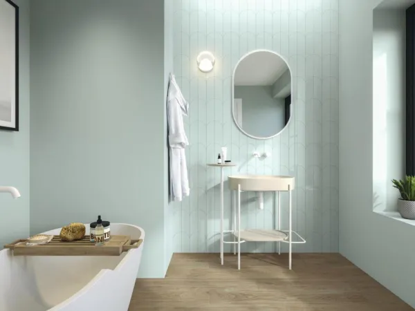 Baño con azulejos efecto monocolor en tonos fríos, colección Tonality de Ape
