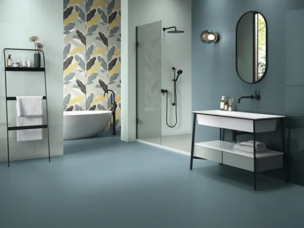Baño con azulejos efecto monocolor en tonos fríos, colección Tonality de Ape
